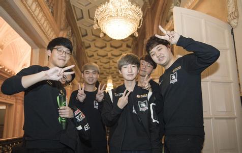 巴甲弗鲁米嫩塞主场采用狗狗球童，鼓励球迷去领养宠物